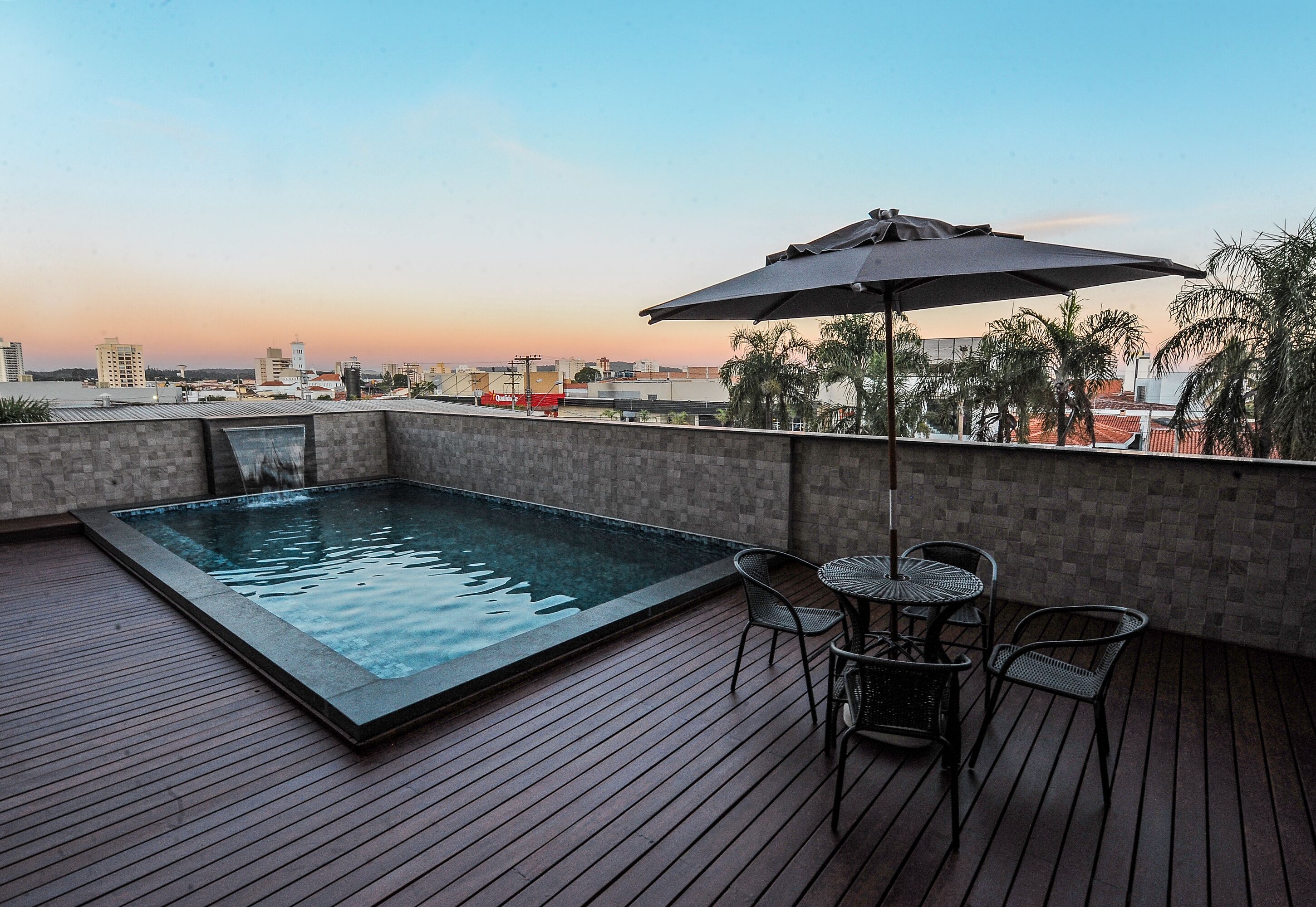 Bristol Infinity Hotel - Piscina