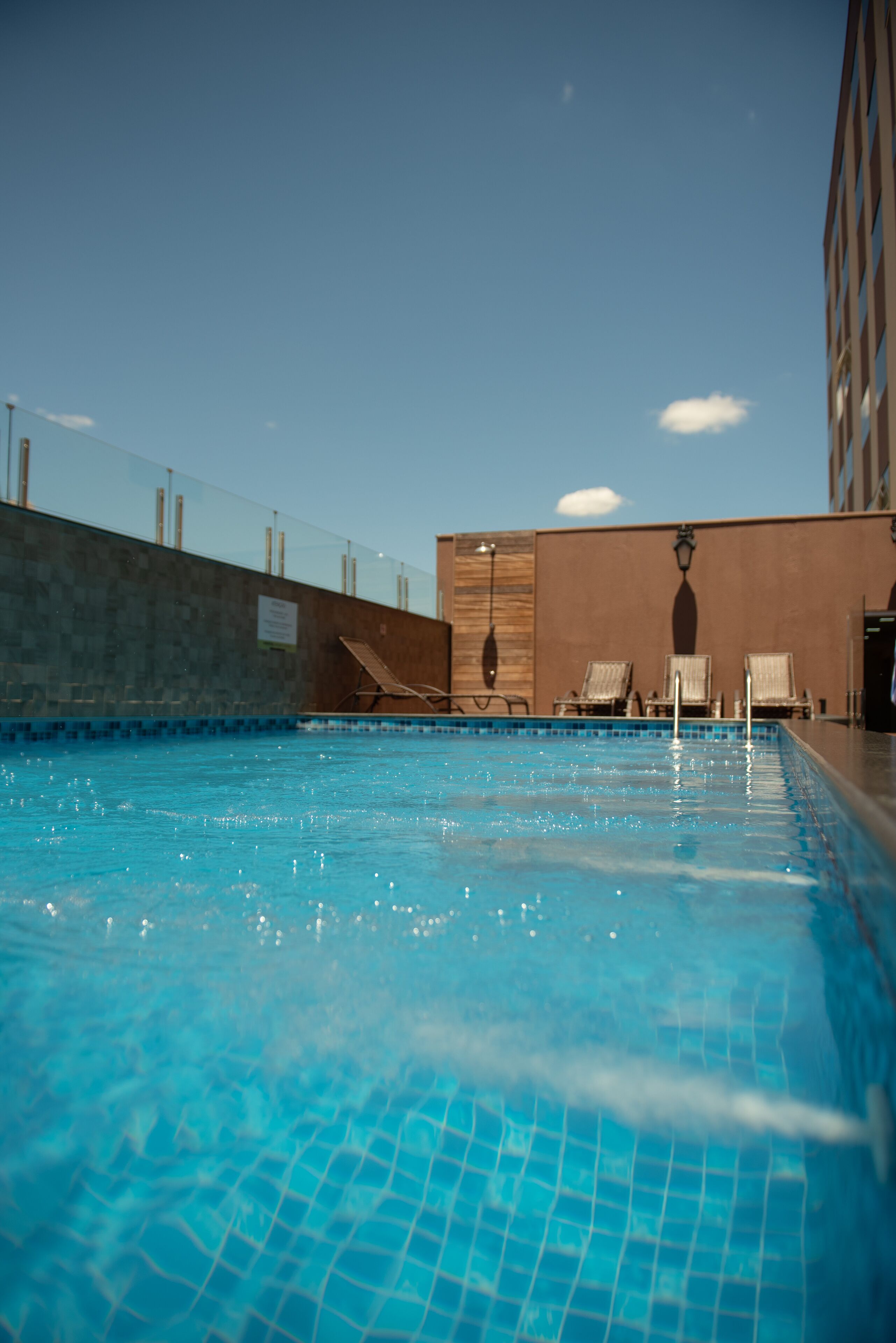 Piscina e espreguiçadeiras